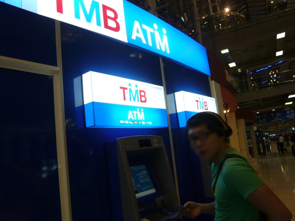 2010年8月19日タイ・バンコクのスワンナプーム空港のTMBATMを利用