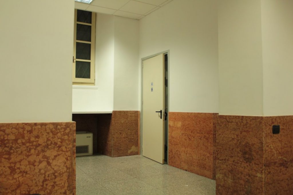 ミラノの警察　ガラガラの待合室